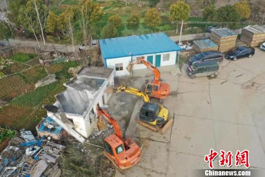 湖北襄阳拆除汉江河道内一大型餐饮企业