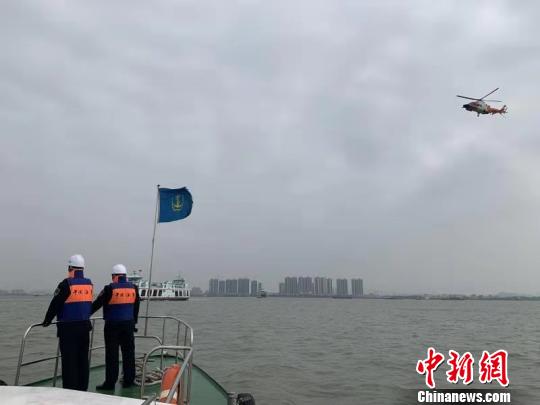 广州海事对水上排污船舶重拳出击