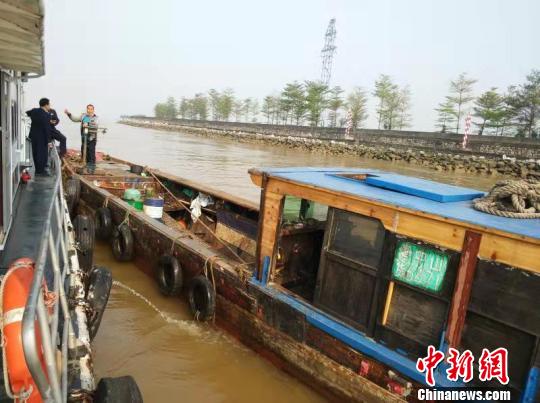 广州海事对水上排污船舶重拳出击